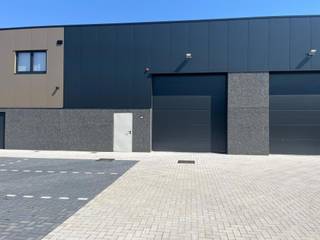 Modern magazijn 200m² te Ranst.<br />3 parkeerplaatsen <br />Volledig instapklaar.