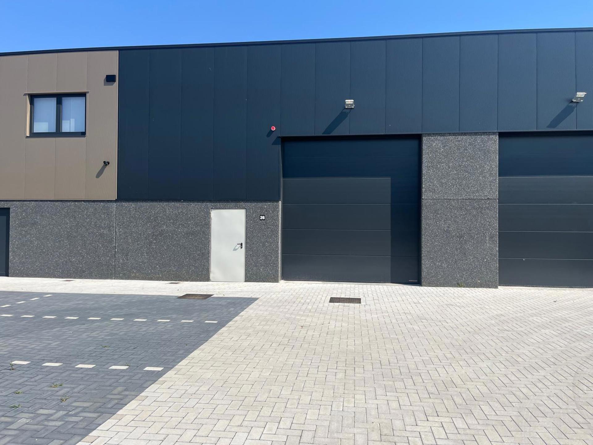 Modern magazijn 200m² te Ranst.3 parkeerplaatsen Volledig instapklaar.