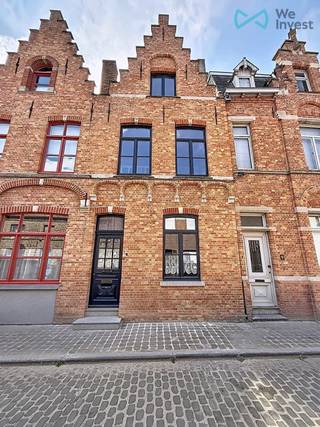 Op zoek naar een woning met potentieel in het historische centrum van Brugge? Deze eigendom combineert een uitstekende ligging met heel wat mogelijkheden om er jouw eigen verhaal van te maken.<br /><br />Je komt binnen via de inkomhal die leidt naar de leefruimte. Aansluitend bevindt zich de keuken, met zicht op het terras en het gezellige stadstuintje - een aangename plek om tot rust te komen. Op het gelijkvloers is momenteel ook een badkamer ingericht.<br /><br />De eerste verdieping telt twee slaapkamers. Via een vaste trap bereik je de tweede verdieping, waar nog eens twee extra kamers voorzien zijn.<br /><br />De woning vraagt wat modernisering, maar biedt net daardoor de kans om ze volledig naar eigen smaak en noden in te richten. Ideaal voor wie de charme van Brugge wil combineren met een persoonlijke invulling en het stadsleven binnen handbereik wil hebben.<br /><br />*De weergegeven renders werden gegenereerd met behulp van AI en zijn louter illustratief, ze dienen enkel ter inspiratie en wijken af van de werkelijke toestand.*<br /><br />Interesse in deze opportuniteit? Neem gerust contact op voor een bezoek ter plaatse.