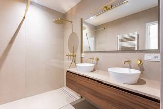 Dit prachtige gelijkvloers appartement met tuin en twee slaapkamers bevindt zich in een volledig gerenoveerd gebouw. Dankzij de hoogwaardige...