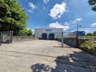 Located in the southern industrial zone of Nivelles, with immediate access to major highways, this ± 850 m² warehouse offers a clear height of...