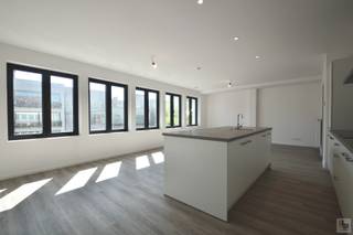 <strong>Bezoek na afspraak met IMMOBOSS per e-mail: ronse@immoboss.be</strong><br /><br />Bent u op zoek naar een gloednieuw gerenoveerd appartement, voorzien van alle comfort, en gelegen is pal in de stadskern? Dan is dit uw kans ! Deze kleinschalige residentie kan u terugvinden in één van de voornaamste winkelstraten van Ronse, waar alle winkels en voorzieningen om de hoek schuilen. Indeling, tweede verdiep (lift aanwezig): inkomhal, toilet, ruime en lichtrijke leefruimte met open-keuken (hedendaags geïnstalleerd), praktische berging, badkamer (inloopdouche) en een slaapkamer met balkon. EPC-label: A. Algemene onkosten: 50 EUR/mnd. (omvat: verbruik en onderhoud van de gem.delen, met afrekening).<br /><br /><u>Troeven:</u>
<ul>
	<li>ruime bewoonbare oppervlakte</li>
	<li>gunstig gelegen</li>
	<li>kleinschalige residentie = vredige bewoning</li>
	<li>energiezuinig</li>
	<li>onmiddellijk beschikbaar</li>
</ul>
<br /><strong>Bezoek na afspraak met IMMOBOSS per e-mail: ronse@immoboss.be</strong>