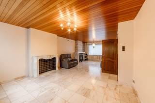 In het centrum van Meulebeke treffen we deze charmante jaren '50-woning, die door de jaren heen met de grootste zorg werd onderhouden. <br /><br />Via de recent vernieuwde voordeur komen we binnen in de inkomhal, met toegang tot de aangename leefruimte, aparte keuken en de praktische bijkeuken. In deze bijkeuken hebben we niet enkel aansluiting voor wasmachine en droogkast, maar ook een handige douchecel. <br /><br />Op de eerste verdieping bevinden zich twee zeer ruime slaapkamers en een badkamer.<br /><br />De vaste trap brengt je verder naar de zolder, een royale ruimte met diverse mogelijkheden: hier kan je perfect een derde en zelfs vierde slaapkamer creëren. <br /><br />Daarnaast beschikt de woning over een ruime inpandige garage en een grote, volledig omheinde, aangelegde stadstuin met uitweg.<br /><br />Ben je op zoek naar een ruime gezinswoning met een solide basis, veel potentieel en mogelijkheden voor verdere inrichting of renovatie – en dat allemaal zonder renovatieverplichting, pal in het centrum?<br />Dan is dit pand zeker een bezoek waard. Maak nu je afspraak en ontdek zelf het potentieel van deze gezellige gezinswoning.<br /><br />De geadverteerde prijs is een richtprijs