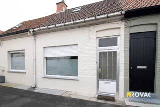 Rijwoning gelegen in een rustig zijstraatje van de Kortrijksestraat, bestaande uit inkom met apart toilet, leefruimte, toegang tot ingerichte...