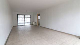 <strong>Handels- of kantoorruimte</strong> met een zeer goede ligging langs de <strong>Baron Ruzettelaan</strong> in <strong>Assebroek</strong>, een drukke invalsweg naar het centrum van <strong>Brugge</strong>.<br />Ideaal om een commerciële activiteit uit te baten tussen Brugge en Oostkamp.<br />+ Parkeermogelijkheid in de buurt!<br /><br />Omvat een handelsruimte met terras achteraan, keuken en afzonderlijk toilet, privé kelderberging en een ondergrondse autostandplaats.<br />#slimondernemen #assebroek #brugge<br /><br />Beschikbaar 1 april 2026