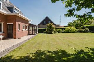 Gelegen in de rustige, groene Scheldestraat te Otegem (deelgemeente van Zwevegem) vind je deze bijzonder ruime villa met groen zicht voor- en achteraan. De woning combineert een landelijke ligging met een vlotte bereikbaarheid naar Zwevegem, Kortrijk en Waregem. Dankzij de royale volumes, praktische indeling en een zonnige privacybiedende tuin, is dit de perfecte opportuniteit om jouw ideale gezinswoning te creëren.Indeling: - ruime inkomhal voorzien van gastentoilet- lichtrijke leefruimte met groene zichten voor- en achteraan- zonnige veranda- ruime leefkeuken met zicht op de tuin- praktische kelderberging- 1 slaapkamer beneden- bureaukamer aan inkomhal- inpandige garage- 5 ruime slaapkamers boven- afzonderlijk toilet- badkamer voorzien van ligbad en lavabomeubel- toegang tot bergzolderTroeven: - groene, residentiële ligging- zonnige tuin, avondzon op terras- ideale basis voor een stijlvolle renovatie naar hedendaags comfort- voldoende parkeergelegenheid op eigen terreinBenieuwd naar meer? Contacteer Valentine Duquesne (0493/25 32 62) voor meer informatie of een bezoek ter plaatse. Dit pand is onderworpen aan de renovatieverplichting van de Vlaamse overheid voor residentiële gebouwen (behoudens bij sloop binnen 5 jaar na de aankoop). Consulteer voor meer informatie de website van het Vlaams Energie- en Klimaatagentschap via https://www.vlaanderen.be/een-woning-kopen/renovatieverplichting-voor-residentiele-gebouwenBestuursmaatregelen in het maatregelenregister: nee