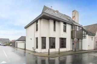 Op zoek naar een instapklare woning te koop in het centrum van Ruddervoorde? Deze recent volledig en kwalitatief gerenoveerde hoekwoning combineert een modern en strak interieur met warme houten accenten, royale leefruimtes en een uitstekende ligging. Een ideale woonst voor grote en nieuw-samengestelde gezinnen of wie op zoek is naar extra ruimte en comfort.<br /><br />Met een bewoonbare oppervlakte van maar liefst 329 m² biedt deze ruime woonst in Ruddervoorde alles wat je nodig hebt. De zes volwaardige slaapkamers en twee dressings zorgen ervoor dat ieder gezinslid geniet van een eigen plek, terwijl de twee stijlvolle badkamers het dagelijkse comfort verhogen. De lichtrijke leefruimte bevat een aparte zithoek en eethoek die aangenaam verbonden zijn met een gashaard. De open keuken sluit naadloos aan op de ruime zonnige tuin met terras, waar je in alle privacy kan ontspannen. Bovendien beschik je over uitzonderlijk veel bergruimte en vier garageboxen, waaronder één dubbele en twee enkele, ideaal voor wagens, fietsen of extra opslag. Dankzij de centrale ligging in het centrum van Ruddervoorde bevinden winkels, scholen en andere voorzieningen zich op wandelafstand.<br /><br />Ben je benieuwd naar deze ruime gezinswoning te koop in Ruddervoorde? Contacteer Immo Francois vandaag nog en plan een bezoek. <br /><br />Denk je eraan om je woning in Oostkamp te verkopen? Neem vrijblijvend contact op met Eva van Immo Francois in Oostkamp voor een gratis schatting via eva@immofrancois.be.<br /><br />