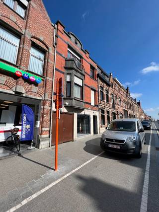 In het stadskern Ieper, nabij de Menenpoort gelegen vindt u dit investerings- , handelseigendom. Opp: 115m².<br /><br />Heden ingericht als volgt:<br /><br />Gelijkvloers handelsruimte(92m²) met droge kelder, zijdelingse uitweg. Sanitair en achterliggend koertje.<br /><br />De 1ste verdieping is ingericht als studio (57m²) met keuken, badkamer en veranda. Dakterras mogelijk.<br /><br />Tweede verdieping bestaat uit een ruim duplex 1 slaapkamer appartement (59m²) en nog vrije beschikbare zolder. Ook hier dakterras mogelijk.<br /><br />Gescheiden nutsvoorzieningen.<br /><br />Geschikt voor diverse doeleinden.