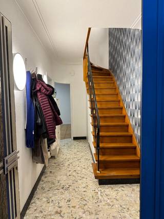 Ruime half-open bebouwing met magazijnRuime wonuing met garage en geïsoleerd en verwarmd magazijn van 173 m², centraal gelegen , dichtbij station ,...