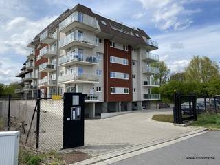 Bel appartement avec terrasse et garage<br /><br /><span>Composé de : hall d'entrée, wc, 1chambre, salle de bains avec douche et lavabo, remise, séjour lumineux avec cuisine ouverte. Terrasse spacieuse avec superbe vue. Garage au sous sol. L'appartement se trouve au 4eme étage. </span><br /><br /><span><strong>- Econome en énergy !!<br />- Très belle vue<br />- Disponible le 15/07/2026<br />- 50€ p/m frais syndic </strong></span><br /><br /><span>PEB:</span><span> </span><span>E 52-98 kWh/m² -UC EP06313</span><br />