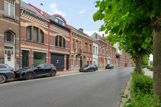 Gelegen met zicht op het water aan de stadsvesten van Lier, bevindt zich deze degelijke en hedendaags gerenoveerde woning/duplex appartement door DVO Projects.<br />Rust, veel privacy en comfort op een toch goed bereikbare locatie zijn slechts enkele troeven.<br /><br /><span><strong>Indeling</strong></span>: <br /><br /><span><strong>Gelijkvloers</strong></span>:<br />inkomhal - gastentoilet - berging/wasplaats/techn. ruimte - ingem. schoenenberging - toegang tot de kelder. <br /><br /><span><strong>Verdieping 1: </strong></span><br />leefruimte op parket met vooraan een salon/zithoek met O.H.(allesbrander met recup.warmte) en home cinema, de eetkamer en aansluitend een ingerichte leefkeuken voorzien van alle hedendaags comfort.<br />De keuken is uitgerust met een werkeiland met ontbijttoog in natuursteen voorzien van een grote spoelbak, inductievuur, dampkap, Am. koelkast, microgolfoven, oven met stoomfunctie, bordenwarmer, vaatwasm. en veel ladekasten. Via een grote schuifraam met autom. rolluik is er toegang tot het riante ZW georiënteerd terras. Het terras is voorzien van een aut. zonnescherm verlichting en verwarming. Design plantenbakken met beregeningssysteem maken het terras compleet.<br /><br /><span><strong>Verdieping 2: </strong></span><br />de hoofdslaapkamer bestaat uit 2 kamers met enerzijds het slaapgedeelte met O.H. en anderzijds een ingerichte dressing. Hier kunnen eenvoudig 2 aparte slaapkamers gecreëerd worden. Badkamer met ligbad, douche, dubb. lavabo en toilet. <br />Op deze verdieping is er eveneens een ruim en zuidwest georiënteerd terras. <br />Overal zijn er verduisteringsgordijnen aanwezig.<br /><br /><span><strong>Verdieping 3: </strong></span><br />polyvalente ruimte met ingemaakte kastenwand, momenteel ingericht als bureel/logeerkamer.<br /><br />Via de autom. poort is er toegang tot de open overdekte parkeerplaats en fietsenstalling (apart aan te kopen).<br /><br /><span><strong>Bijzonderheden</strong></span>: regenwaterput 10.000 l.-15 zonnepanelen + thuisbatterij, airco (warmen en koelen: op warmtepomp), shutters, ingebouwd muzieksysteem, rookdetectoren, EPC 145 kWh/m² - B - UC 0003203722 - Wg-Gvv-Vg-Gvkr-Gmo-Gworg