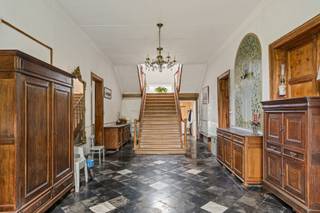 Prachtig, karaktervol herenhuis gelegen in Chapelle-à-Oie. INDELING: grote kelderverdieping. Op het gelijkvloers: een majestueuze inkomhal, een...