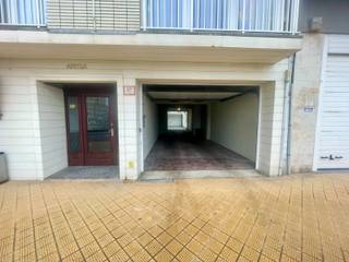 - Vlot bereikbaar - Veilig complex- Pal aan de ZeedijkVlot toegankelijke garagebox op enkele passen van het strand!  Zéér goed gelegen en vlot...