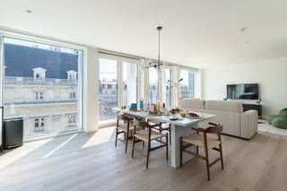 In the heart of Brussels, in the vibrant De Brouckère district, close to shops, transport links and restaurants, discover this superb...