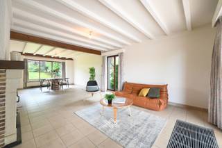 Deze charmante gezinswoning bevindt zich op een prachtig perceel van ca. 1.528 m² en geniet van een uitzonderlijke ligging in het hart van de Vlaamse Ardennen. De woning ligt in een groene omgeving, op korte afstand van het centrum van Zwalm en vlak bij de Zwalmvallei.<br /><br />Bij het binnenkomen komt u in een inkomhal met gastentoilet en vestiaire. De leefruimte met veel natuurlijke lichtinval en gezellige houtkachel sluit aan op de volledig geïnstalleerde keuken en geeft uit op het terras met open zicht op de tuin en de achterliggende velden. Verder bevindt zich op het gelijkvloers een volwaardige slaapkamer met badkamer en een aparte bureauruimte.<br /><br />Op de eerste verdieping bevinden zich nog twee volwaardige slaapkamers, een hobbyruimte en een apart toilet met lavabo. <br /><br />Buiten geniet u in de volledig aangelegde en omheinde tuin van optimale privacy en een uitstekende zonoriëntatie. De ruime oprit biedt plaats voor meerdere wagens en geeft toegang tot de inpandige garage, de kelder en twee carports. Verder beschikt de tuin nog over een serre, een tuinhuis en een praktisch bijgebouw. <br /><br />De woning beschikt over een EPC-label D, waardoor er geen renovatieverplichting van toepassing is. Het is een ideale keuze voor wie op zoek is naar een ruime woning die naar eigen smaak kan worden opgefrist in een rustige, landelijke omgeving. <br /><br />EPC D / CV op stookolie met houtkachel / EK niet conform / niet-asbestveilig <br /><br /><strong>Benieuwd naar deze woning met groene en rustige ligging in Zwalm? Een vrijblijvende afspraak kan via bo@landbergh.be of 09 225 25 24.</strong>