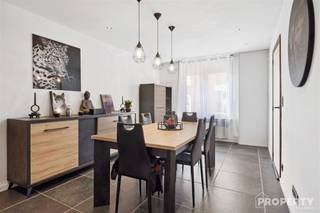 Welkom in deze prachtige woning in hartje Kortrijk, perfect voor wie op zoek is naar een ruim huis met moderne afwerkingen. Met een...