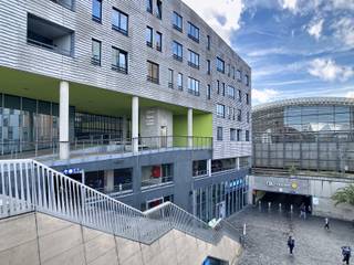 <p>Imaginez-vous entrer de plain-pied dans un immeuble soigné de la Martelarenlaan à Louvain, et ressentir immédiatement que vous avez trouvé un endroit où vous poser. Cet appartement prêt à l'emploi datant de 2010 allie une finition luxueuse à une disposition pratique, et grâce à son emplacement au rez-de-chaussée, vous accédez directement à votre terrasse. Un cadre de vie agréable pour qui aime le confort sans tracas.</p><p>Avec une surface habitable de 78 m², cet appartement offre une répartition intelligente des espaces. La cuisine entièrement équipée (5,5 m²) s'ouvre aisément sur le séjour et invite à cuisiner et à partager de bons moments à table. Les deux chambres, de 12,5 m² et 9 m², offrent suffisamment d'espace pour une famille ou pour qui souhaite aménager un bureau. La salle de bains dispose d'une douche dans la baignoire et d'un WC séparé, et grâce à la présence d'une terrasse, vous créez sans effort un coin extérieur pour profiter pleinement de l'air libre.</p><p>La finition de ce bien peut sans conteste être qualifiée de luxueuse : le double vitrage assure une isolation agréable, le chauffage central au gaz garantit le confort dans chaque pièce, et le label PEB B avec un score de 155 témoigne d'une habitation énergétiquement performante. Vous bénéficiez en outre de la garantie d'un emplacement de parking privé, un véritable atout dans le centre de Louvain.</p><p>L'emplacement sur la Martelarenlaan est un véritable coup de cœur pour qui souhaite avoir tout à portée de main : commerces, écoles, transports en commun, gare et infrastructures sportives se trouvent tous à proximité, tout comme les axes routiers facilement accessibles. Vous combinez ainsi la tranquillité de votre propre chez-vous avec le dynamisme de la ville.</p><p>Cet appartement plein de caractère a éveillé votre curiosité ? N'hésitez pas à contacter notre agence pour planifier une visite, nous nous ferons un plaisir de vous montrer tout ce que cet endroit a à offrir.</p>