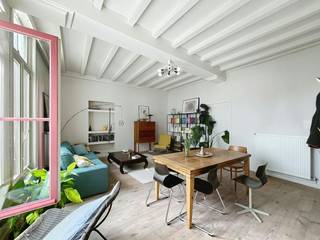 Cette maison unique et lumineuse de 2 chambres est située dans l'une des rues les plus attrayantes et les plus calmes du centre historique de Bruges, la Ganzenstraat. La combinaison de détails authentiques et de confort contemporain crée une atmosphère chaleureuse et accueillante.<br /><br />Disposition :<br /><br />- Hall d'entrée avec toilettes séparées<br />- Salon avec connexion à la salle à manger<br />- Cuisine avec plaque vitrocéramique, hotte, réfrigérateur, évier et lave-vaisselle<br />- Local de rangement avec raccordement pour machine à laver et sèche-linge<br />- Chambre 1 <br />- Chambre 2<br />- Salle de bain avec douche et 2 vasques<br /><br />- Prix de location : 860,00 €/mois<br />- Disponible à partir du 01/12/2026<br /><br />Le moyen le plus rapide pour visiter cette propriété ? Demandez votre visite via le bouton rose de notre site Web (www.dewaele.com) et vous serez contacté par notre expert en location Broes.<br /><br />Les rendez-vous ne peuvent pas être pris par téléphone. Pour toute autre question, vous pouvez nous contacter par téléphone au 050 444 999.