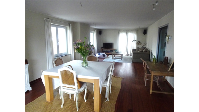 Een mooi afgewerkt duplex appartement met terras en garage - foto 4