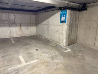Deze ondergrondse staanplaats in Residentie Den Indruk wordt te huur aangeboden. De parking ligt vlakbij de Gentpoort en is beveiligd met automatische toegangspoort. Meer info of bezoek inplannen? Contacteer DRL Vastgoed, 050 65 95 95 of info@drlvastgoed.be