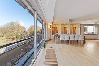 This spacious and light-filled apartment is located on the fourth floor of a corner building overlooking the beautiful Prins Albertpark,...