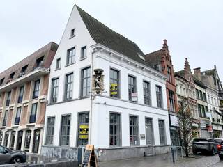 <strong>Te huur, multifunctioneel handelspand gelegen in het stadscentrum van Oudenaarde</strong><br /><br />Dit <strong>EXCLUSIEF HANDELSPAND</strong> is te vinden in het centrum van Oudenaarde. Door de <strong>UITERST GUNSTIGE LIGGING IN HET BRUISEND STADSCENTRUM</strong> en de<strong> GROTE RAAMPARTIJEN </strong>zorgt dit pareltje voor een <strong>ENORME VISIBILITEIT</strong>. Het pand beschikt over een <strong>POLYVALENTE RUIMTE</strong> op het gelijkvloers die dienst kan doen voor <strong>VERSCHILLENDE BEROEPSDOELEINDEN</strong>, zoals een zakenkantoor, kledingwinkel, schoenenwinkel, ...<br /><br />Het handelspand bevindt zich op de gelijks- en eerste verdieping. Op het gelijkvloers vindt u een <strong>POLYVALENTE RUIMTE </strong>die dienst doet voor <strong>VERSCHILLENDE BEROEPSDOELEINDEN</strong>. Op de <strong>EERSTE VERDIEPING</strong> 2 kamers die dienst doen als <strong>EXTRA STOCKEERRUIMTE</strong>, een ingerichte keuken, berging en een ingerichte badkamer. Verder is er ook nog een <strong>KELDERBERGING</strong> te bereiken via een draaitrap in het pand en een droge kelder.<br /><br />Interesse om uw droomzaak hier te starten? Aarzel dan niet om ons te contacteren op het nummer 055/30.92.90. <br /><br /><span><u><strong>TROEF: KORTE TERMIJN VERHUUR MOGELIJK (POP-UP)!</strong></u></span><br /><br /><strong>Adres: </strong>Broodstraat 35 - 9700 Oudenaarde<br />Onmiddellijk beschikbaar<br />Huurprijs: € 1600/mnd<br />EPC: label C - UC: 3120980