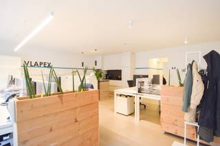 <p><span>Gunstig gelegen commerciële handelsruimte in het centrum van Sint-Gillis-Waas.</span></p><p><span> </span></p><p><span>Dit betreft een commerciële ruimte op een goede locatie met heel wat mogelijkheden zoals bv. kantoor, vrije beroepen, ...</span></p><p><span>De uitstekende ligging, de vele mogelijkheden en de vlotte parkeermogelijkheden in de buurt zijn slechts enkele van de vele troeven die dit pand te bieden heeft. </span></p><p><span> </span></p><p><span>INDELING</span></p><p><span>Kantoorgedeelte. </span></p><p><span>Bergruimte.</span></p><p><span>Keuken (vaatwas, spoelbak, dampkap, kookvuur, ijskast).</span></p><p><span>Badkamer (toilet, dubbele wasbak, douche in bad).</span></p><p><span>Apart toilet.</span></p><p><span>Vergaderzaal.</span></p><p><span>Bureau ruimte.</span></p><p><span>2 terrassen.</span></p><p><span> </span></p><p><span>EXTRA</span></p><p><span>Prima commerciële ligging in het centrum van Sint-Gillis-Waas. </span></p><p><span>Buitenberging inbegrepen.</span></p><p><span>Auto staanplaats inbegrepen.</span></p><p><span>Gemeenschappelijke kosten nog te bespreken.</span></p><p><span>Beschikbaar vanaf 01/04/2026. </span></p><p><span> </span></p>