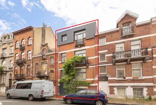 <p>Op wandelafstand van het Josaphatpark, in een gegeerde en rustige woonwijk van Schaarbeek, ontdekt u deze karaktervolle woning van ±222 m² met een prachtige gevel begroeid met groen.<br /><br />De woning combineert authentieke charme met hedendaags comfort dankzij haar hoge plafonds, originele moulures, massieve houten vloeren en de grondige renovatie die grotendeels in 2008 werd uitgevoerd.<br /><br />De lichtrijke leefruimte van ±30 m² met functionele open haard vormt het hart van de woning, aangevuld met een gezellige keuken en een aangenaam terras. Op het tuinniveau bevinden zich twee polyvalente ruimtes die ideaal zijn als bureau, speelkamer, tweede salon of onafhankelijke woonruimte dankzij het potentieel voor een extra keuken en badkamer.<br /><br />De woning beschikt verder over vier slaapkamers, twee badkamers, een zolder en verschillende buitenruimtes, waaronder een koer, terras en balkon. Het nabijgelegen Josaphatpark vormt een natuurlijke verlenging van uw leefomgeving. Conforme elektriciteit, recente Bosch condensatieketel, vernieuwd en geïsoleerd dak, dubbele beglazing, stedenbouwkundig in orde en EPC E.<br /><br />Een unieke gezinswoning met karakter, ruimte en tal van mogelijkheden.</p>
<p><u>Tuinniveau</u> :</p>
<ul>
<li>Veelzijdige ruimte van ±30 m² bestaande uit twee aaneengesloten kamers, momenteel ingericht als kantoren</li>
<li>Hal met diensttrap die rechtstreeks toegang geeft tot de keuken</li>
<li>Oude kolenkelder met behoud van de oorspronkelijke charme</li>
<li>Wasruimte die gerenoveerd moet worden, met potentieel voor inrichting als tweede keuken en/of badkamer</li>
<li>Privétuin van ±7,5 m²</li>
<li>Vloer volledig gerenoveerd en geïsoleerd tussen het tuinniveau en de begane grond</li>
</ul>
<p><u>1e tussenverdieping</u>: Toilet met wastafel & terras van ±3,5 m²</p>
<p><span>Begane grond:</span></p>
<ul>
<li>Entreehal</li>
<li>Lichte woonkamer van ±30 m² met massief parket en functionele open haard</li>
<li>Ingerichte keuken met toegang tot de buitenruimtes</li>
</ul>
<p><u>1e verdieping</u>:</p>
<ul>
<li>Slaapkamer aan de voorzijde van ±15 m² met toegang tot het balkon van ±1,5 m²</li>
<li>Slaapkamer aan de achterzijde van ±13,5 m²</li>
<li>Badkamer van ±5 m² (bad, wastafel)</li>
</ul>
<p><u>2e tussenverdieping</u>: toilet met wastafel</p>
<p><u>2e verdieping</u>:</p>
<ul>
<li>Slaapkamer aan de voorzijde van ±15 m²</li>
<li>Slaapkamer aan de achterzijde van ±14 m²</li>
<li>Doucheruimte van ±5 m²</li>
<li>Toegang tot de zolder</li>
</ul>
<p><u>Zolder</u>: extra opslagruimte<br /><br /><span>Pluspunten:</span><br />• Karakteristieke woning in Schaerbeek met een bewoonbare oppervlakte van ±222 m²<br />• Prachtige, met groen begroeide voorgevel<br />• Authentieke charme: hoge plafonds, historische sierlijsten en massief houten parket<br />• Grondige renovatie uitgevoerd in 2008<br />• Uitstekende algemene staat van onderhoud<br /><br /><span>Technische kenmerken:</span><br />• Elektriciteit conform de voorschriften<br />• Recente Bosch-gascondensatieketel<br />• Houten kozijnen met dubbele beglazing<br />• Dak onlangs vernieuwd en geïsoleerd<br />• EPC E<br />• Stedenbouwkundig in orde<br /><br /><br /></p>