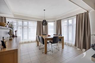<p><span>Dit ruime gelijkvloerse appartement van 103 m² is gelegen in Hombeek, in een doodlopende straat op korte afstand van winkels, dagelijkse voorzieningen en het centrum van Mechelen.</span></p><p><span>Via de eigen inkom aan de zijkant van het gebouw komt u binnen in de inkomhal, die toegang biedt tot de verschillende ruimtes van het appartement. De ruime en lichtrijke leefruimte vormt samen met de open keuken een aangenaam geheel. Dankzij de grote raampartijen geniet u hier van veel natuurlijk licht. Aansluitend op de open keuken bevindt zich een praktische keukenberging, ideaal voor extra opslagruimte.</span></p><p><span>Via de centrale hal bereikt u de twee ruime slaapkamers en de badkamer die uitgerust is met een inloopdouche, dubbele lavabo en de nodige aansluitingen voor een wasmachine. Daarnaast beschikt het appartement over een apart toilet.</span></p><p><span>Een extra troef is de gezellige binnenkoer, de binnenkoer zorgt niet alleen voor een aangename buitenruimte maar laat ook veel natuurlijk licht binnenvallen in de inkomhal en de slaapkamers. Ook op praktisch vlak scoort dit appartement bijzonder goed, er zijn </span><span>geen gemeenschappelijke kosten</span><span> in het gebouw wat een aanzienlijk voordeel betekent voor uw maandelijkse budget. Bovendien is het appartement volledig asbestvrij en beschikt het over een conforme elektrische installatie.</span></p><p><span>De ligging in Hombeek combineert het aangename karakter van de deelgemeente met een vlotte bereikbaarheid. Winkels en andere dagelijkse voorzieningen bevinden zich in de nabije omgeving en ook het centrum van Mechelen is gemakkelijk bereikbaar.</span></p><p><span>Troeven op een rij:</span></p><ul><li><span>Gelijkvloers appartement van 103 m²</span></li><li><span>Twee ruime slaapkamers</span></li><li><span>Lichtrijke leefruimte met open keuken en grote raampartijen</span></li><li><span>Gezellige binnenkoer</span></li><li><span>Eigen inkom aan de zijkant van het gebouw</span></li><li><span>Geen gemeenschappelijke kosten</span></li><li><span>Volledig asbestvrij</span></li><li><span>Elektriciteit conform</span></li></ul><p><span>Bent u op zoek naar een ruim gelijkvloers appartement met een eigen buitenruimte en zonder gemeenschappelijke kosten? </span><span>Contacteer ons via 016 15 31 15 of <span>info@immolivit.be</span></span></p><p><span> </span></p><p><span> </span></p><p><span> </span></p>