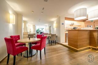 Goedgelegen mooi ingerichte horecazaak, met terras, en bovenliggende woonst + een extra aanpalende charmante woonst, aan de Basiliek en op wandelafstand van de markt van Ronse. <br /><br />Indeling: inkom met vestiaire, handelsruimte met ruime bar, veranda, toiletten, ingesloten terras, grote professionele keuken met afwasruimte, koelruimte, groot fornuis, salamander, friteuze, snijmachine, 2 verwarmkasten, eiland met opbergruimte (saladbar, frigo's en frigolades), combi-oven,... bijkeuken in inox. Alle toestellen zijn inbegrepen! <br />3 grote kelders (drank, droge voeding en wasruimte)! Brandweer vergunning voor 49 personen. <br /><br />Indeling 1ste woonst: leefruimte, 4 slaapkamers, dressing, badkamer en zolder! <br />Indeling 2de woonst: op het gelijkvloers: inkom, leefruimte/bureau, kelder met toegang tot straat, eerste verdiep: leefruimte, slaapkamer en badkamer. Tweede verdiep: zolder met toegang tot het dak (mogelijkheid om een dakterras aan te leggen), slaapkamer. <br /><br />MOOIE KANS op een goeie locatie!! <br /><br />Voor meer info, contacteer Immo Beguin: info@immobeguin.be