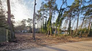 Rustig en residentieel gelegen perceel bouwgrond van 18 are 22 ca voor open bebouwing. Zuid-west georiënteerd. Vlakbij wandel-natuurgebied Kruisheide...