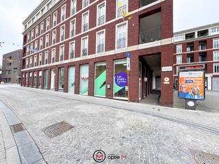 Op een boogscheut van de markt van Sint-Truiden ontdek je dit ruime handelspand met sterke visibiliteit. Dankzij de hoekligging, grote raampartijen en dubbele toegang is dit een ideale uitvalsbasis voor wie een commerciële activiteit wil uitbouwen of investeren in een pand met onmiddellijk rendement.
<h1><strong><span>Gelijkvloers:</span></strong></h1>
Je komt binnen in een lichtrijke ruimte die vandaag ingericht is als kantoor met zeven werkplekken, een ontvangstbalie, een praktische printruimte en een gastentoilet. De open structuur maakt het eenvoudig om dit om te vormen naar een winkelruimte of andere commerciële invulling.
<h1><strong><span>Kelder:</span></strong></h1>
De kelderverdieping biedt extra mogelijkheden met een ingerichte keuken die ook perfect kan dienen als vergaderruimte. Daarnaast vind je hier een tweede toilet en twee ruime bergruimtes – ideaal voor stock of archief.
<h1><strong><span>Troeven:</span></strong></h1>
<ul>
<li>Centrale ligging nabij de markt van Sint-Truiden</li>
<li>Hoekpand met uitstekende zichtbaarheid</li>
<li>Grote raampartijen met veel natuurlijke lichtinval</li>
<li>Dubbele toegang langs twee straten</li>
<li>Vlakbij ondergrondse parking Sluisberg</li>
<li>Momenteel verhuurd: interessant voor investeerders</li>
</ul>
<h1><span><strong>Ligging & omgeving:</strong></span></h1>
Dit handelspand te koop in Sint-Truiden bevindt zich in een levendige buurt met een mooie mix van wonen en werken. Je zit hier vlak bij winkels, horeca en andere voorzieningen, wat zorgt voor een constante passage. Dankzij de nabijheid van parkeermogelijkheden en belangrijke verbindingswegen is de bereikbaarheid een grote meerwaarde. Ideaal voor wie een handelszaak wil starten in het centrum of zoekt naar een investering met potentieel in een bruisende stad.<br /><br />Wil je de mogelijkheden van dit handelspand in Sint-Truiden zelf ontdekken? Plan vandaag nog je bezoek en laat je verrassen door de ruimte en ligging.<br /><br />Contacteer ons via info@optie-m.be of bel 011 23 11 01.<br />Benieuwd wat jouw eigendom waard is? Neem gerust contact op via bovenstaande gegevens.