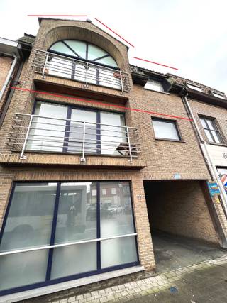 Instapklaar appartement gelegen dicht bij centrum Harelbeke met als indeling : inkomhal die tevens dient als nachthal, er is een aparte badkamer...