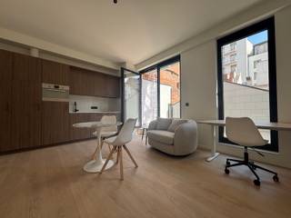 <p><span><strong>**Wonen in Residentie ROUTE 66**</strong></span><br /><br />Wonen in <strong>Residentie ROUTE 66</strong> is kiezen voor kwaliteit en ruimte en dit op een uiterst strategisch goede locatie. Wij bieden je 5 hoogwaardig bemeubelde units voorzien van al het nodige en geplaatst door vakmensen. Zo zijn de units voorzien van maatwerk en is de keuken voorzien van kwaliteitstoestellen (combi-oven, vaatwasser, grote ijskast met vriesvak, inductie-kookplaat…). Verder werd het volledige gebouw gerenoveerd volgens de huidige norm, zijn de vloeren akoestisch geïsoleerd en geniet dit pand van het laatste nieuwe ventilatiesysteem.</p>
<p>Er wordt een vaste kost aangerekend van €125 voor internet, verwarming, water en elektriciteit.</p>
<p>Ook aan de veiligheid van het gebouw werd gedacht: het pand is voorzien van Salto sloten voor een keyless entrance en het internet valt onder het beheer van Netvise.<br /><br />Unit 0101 is een studio aan de achterzijde van het gebouw met een groot afgewerkt terras. Deze studio is geschikt voor 1 persoon.</p>
<span><strong>Interesse in een bezichtiging ter plaatse? Dat kan! </strong></span><span><strong>Contacteer: verhuur@connect-immo.be</strong></span>