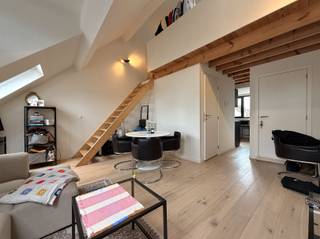 <p><span><strong>WILRIJK - Bij Nachtegalenpark</strong><span>: Mooi ppartement met 1 slaapkamer in een gerenoveerde herenwoning.</span></span></p><p><span><span> </span></span></p><p><span><span>BESCHRIJVING:</span></span></p><p><span><span> </span></span></p><p><span><span>Het appartement is gelegen op de 3°verdieping en omvat :</span></span></p><p><span><span> </span></span></p><p><span><span>Gezellige en lichtrijke leefruimte</span></span></p><p><span><span>De keuken beschikt over vaatwasser, combi-oven, koelkast met vriesvak, kookplaat en dampkap.</span></span></p><p><span><span>Badkamer met  ruime inloopdouche, lavabomeubel en toilet.</span></span></p><p><span><span>De slaapkamer is gelegen op een mezzanine en is toegankelijk via een vaste trap.</span></span></p><p><span><span> </span></span></p><p><span><span>Dit appartement is werkelijk gelegen op een </span><strong>top locatie.</strong></span></p><p><span><span>Bakker op gelijkvloers, beenhouwer naast de deur en supermarkt over de deur.</span></span></p><p><span><span>Openbaar vervoer, bus en tram vlakbij.</span></span></p><p><span><span> </span></span></p><p><span><span>BIJZONDERHEDEN:</span></span></p><p><span><span> </span></span></p><p><span><span>* Maandelijkse kosten: 25 € voor onderhoud en elektriciteit gemene delen.</span></span></p><p><span><span>* Individuele nutsvoorzieningen</span></span></p><p><span><span> </span></span></p><p><span><span> </span></span></p>