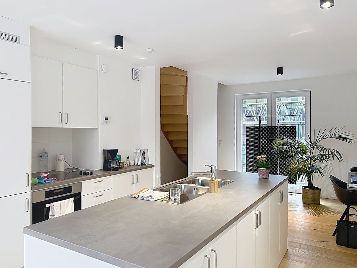 Woning met 2 slaapkamers en ruim terras te Roeselare. - foto 3