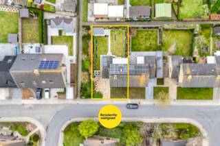 KIJKDAG ZATERDAG 16 MEI (OP AFSPRAAK)<br /><br />Deze verzorgde halfopen woning is gelegen in het rustige en groene Koolkerke, vlakbij de Damse Vaart. De woning bevindt zich op een perceel van 300 m² en biedt een praktische indeling met tal van troeven, waaronder zonnepanelen met groenestroomcertificaten, een zonnige tuin en voldoende parkeergelegenheid.<br /><br />Via de inkomhal met gastentoilet betreedt u de lichtrijke leefruimte, afgewerkt met een warme eiken parketvloer en voorzien van een open haard. Aansluitend bevindt zich de ingerichte keuken en een praktische berging. De veranda vormt een aangename overgang naar de tuin en geeft toegang tot de wasplaats en het terras. Verder is er nog een inpandige garage met sectionale poort.<br /><br />Op de eerste verdieping geeft de nachthal toegang tot drie volwaardige slaapkamers, waarvan één met lavabo. De badkamer is uitgerust met een douche, lavabo en toilet. Daarnaast is er een aparte berging.<br /><br />Er zijn 2 ruime geïsoleerde zolders, de ene is toegankelijk via de eerste verdieping en de ander via de garage. Beide zijn voorzien van elektriciteit en dakisolatie - ideaal als extra bergruimte.<br /><br />De woning beschikt over een ruime oprit. De zuidgerichte tuin is volledig omheind, beschikt over een praktisch tuinhuis en een zonnig terras.<br /><br />De locatie biedt een vlotte bereikbaarheid via het openbaar vervoer.<br /><br />Interesse? Contacteer ons en plan uw bezoek in!<br /><br />De vermelde prijs is een richtprijs; elk bod, zowel hoger als lager, wordt voorgelegd aan de eigenaar, die zich het recht voorbehoudt dit te aanvaarden of te weigeren.<br /><br />Neem voorsprong met een vrijblijvende en gratis schatting van uw eigendom via:<br />www.residentievastgoed.be/gratisonlineschatten