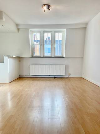 Deze volledig gerenoveerde studio is gelegen in het centrum van Aalst op wandelafstand van scholen, winkels en station. De studio bevindt zich op de tweede verdieping in een gebouw zonder lift en bestaat uit een inkomhal, apart toilet, leefruimte met open keuken (kookplaat, dampkap, spoelbak) en slaapkamer met ensuite badkamer (inloopdouche en enkele wastafel) de studio beschikt tevens over een ingemaakte kastenwand. Dankzij de uitmuntende ligging is deze studio ideaal als starters appartement! <br /><br />Geen gemeenschappelijke lasten, parkeergelegenheid in nabijheid en in de straat. Huurprijs: 650,- EUR/ maand + 20 EUR/ maand gemeenschappelijke lasten. Meteen beschikbaar!