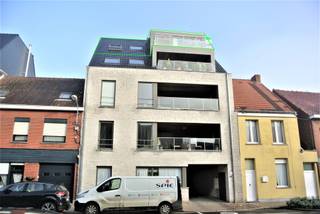 In het centrum van Torhout, vlakbij winkelaangelegenheden, openbaar vervoer en de E403, is dit instapklaar appartement gelegen.Het appartement...