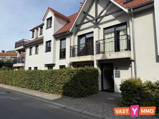 <p><span>Dit aangename gelijkvloers appartement maakt deel uit van een verzorgde residentie. Dankzij de ligging nabij het centrum van Essen zijn winkels en andere voorzieningen vlot bereikbaar.</span></p><p><span>Indeling: </span></p><p><span>Via de inkomhal en de gang in het verlengde ervan, kom je in de leefruimte. Hier is voldoende plaats voor een comfortabele zithoek en een eettafel. De open keuken sluit mooi aan bij de leefruimte en is uitgerust met een keramische kookplaat, dampkap, oven, spoelbak, vaatwasser en koelkast met vriesvak. Via de achterdeur heb je rechtstreeks toegang tot het terras, dat deels overdekt en deels open is. Absoluut een fijne plek om buiten te zitten. Het appartement beschikt over twee slaapkamers (8 m² en 9 m²). De ramen van beide slaapkamers geven uit op een gemeenschappelijke binnenruimte/gang en zorgen dus niet voor rechtstreekse buitenverluchting. De ruime badkamer is ingericht met een inloopdouche, toilet en lavabo. Daarnaast zijn er aansluitingen voorzien voor een wasmachine en droogkast.</span></p><p><span>Inclusief een ondergrondse autostaanplaats en een kelderberging (nr. 4).</span></p><p><span>Het appartement is volledig rolstoel toegankelijk. </span></p><p><span> </span></p><p><span>Vaste kosten € 70/maand </span></p><p><span>Beschikbaar 01/11/2026.</span></p>