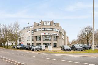 Op de bovenste verdieping van het gebouw bevindt zich dit bijzonder ruime en lichtrijke appartement van maar liefst 138 m². (bron EPC) Dankzij...