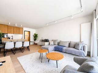 Dit mooi gerenoveerd appartement is centraal gelegen in Knokke, op wandelafstand van de Lippenslaan en op een steenworp van het Zegemeer. <br /><br />Bij het binnenkomen wordt u verwelkomd in een inkomhal met een afzonderlijk gastentoilet, een vestiaire en een praktische berging/wasplaats. <br />De open, volledig uitgeruste keuken sluit naadloos aan op de ruime en lichtrijke leefruimte. Aan de voorkant bevindt zich het westgericht terras. <br />Verder beschikt het appartement over twee volwaardige slaapkamers, die beide uitgeven op het rustige terras aan de achterzijde. <br />De ruime badkamer beschikt over een douche en een lavabo. <br /><br />Er is ook een gemeenschappelijke fietsenberging voorzien in het gebouw. <br />Mogelijkheid tot het kopen of huren van een garage in de nabije omgeving.<br /><br />stedenbouwkundige inlichtingen en maatregelenregister in aanvraag<br /><br />Aarzel niet om ons te contacteren voor meer info: tel.: 050 62 44 14 of via knokke@immax.be