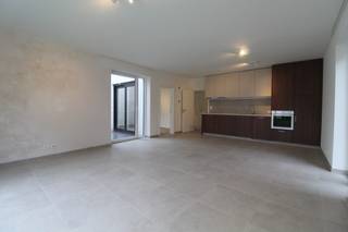 <strong>Instapklaar appartement</strong> te huur gelegen langs de Scheepvaartstraat 13 te Gent zonder syndicuskosten.<br />Dit appartement beschikt over alle <strong>hedendaagse comfort</strong> en is bovendien <strong>bijzonder lichtrijk</strong>!<br />Het is uitstekend gelegen in Gent, dichtbij Dok Noord, met een vlotte verbinding naar het centrum en de belangrijkste invalswegen.<br />Ideaal voor wie rustig wil wonen met de stad binnen handbereik.<br /><br />Het appartement heeft een bewoonbare oppervlakte van 82 m² en beschikt over een zonnige, <strong>Zuidgerichte tuin van 40 m²</strong> waar je de hele dag van de zon kan genieten. Daarnaast is er ook nog een <strong>extra terras </strong>aanwezig.<br /><strong>Gelijkvloers appartement</strong> bestaat uit een aparte inkom en een <strong>ruime en lichtrijke leefruimte </strong>met <strong>open keuken </strong>en <strong>zicht op de tuin</strong>.<br />De keuken is<strong> volledig geïnstalleerd </strong>met o.a. oven, frigo en vaatwasser. Verder is er nog een <strong>praktische (was)berging</strong>.<br />Er zijn <strong>twee volwaardige slaapkamers</strong>, een <strong>badkamer </strong>en een <strong>apart toilet</strong>.<br />In de huurprijs zit reeds een <strong>privé garagebox inbegrepen</strong>, daarnaast is er ook een <strong>gemeenschappelijke fietsenberging</strong>. Er zijn <strong>geen syndicuskosten.</strong> <br /><br />Nog enkele pluspunten van dit appartement:<br /><strong>🚗 PRIVÉ GARAGEBOX EN FIETSENBERGING INBEGREPEN<br />💸 GEEN SYNDICUSKOSTEN</strong><br /><strong>✨ ENERGIEZUINIG: ZONNEPANELEN <br />⚪ VOLLEDIG GESCHILDERD <br />🛋️ INCL. LICHTARMATUREN EN LAMELLEN<br />☀️ ZUIDGERICHTE TERRASSEN EN TUIN<br />🍀 RUSTIG GELEGEN </strong><br /><em>Leuke extra! Je kan gebruik maken van een promotie bij Telenet of Proximus.<br />Bij de leverancier naar keuze krijg je 6 maanden gratis internet/TV/telefonie.</em><br /><br /><strong>Huurprijs € 1.300 per maand.<br />Het appartement is onmiddellijk beschikbaar. </strong><br /><br />Bezoeken zijn enkel aan te vragen via MijnHuurprofiel: https://mijnhuurprofiel.be/property/880c826e-6c75-47de-a07a-59acdab7b357/login<br />DOMICILIE VERPLICHT