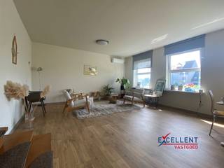 <p><span>Gelegen in het hart van Deinze, biedt deze commerciële ruimte een unieke kans voor ondernemers. Dit pand van 109 m² ademt charme en biedt volop mogelijkheden voor diverse zakelijke doeleinden.</span></p><p><span>Op de eerste verdieping wordt u verwelkomd in een lichte en ruime ontvangstruimte, perfect als wachtruimte of voor ontvangst van klanten. De zorgvuldig gekozen vloeren en de heldere wanden zorgen voor een frisse en uitnodigende uitstraling.</span></p><p><span>De open ruimte op de bovenverdieping biedt tal van mogelijkheden voor kantoorruimte of een studio.  Grote ramen laten overvloedig natuurlijk licht binnen, wat bijdraagt aan een aangename werkomgeving.</span></p><p><span>De centrale ligging staat garant voor een uitstekende zichtbaarheid en bereikbaarheid. Het pand bevindt zich in een dynamische buurt met veel voetgangersverkeer, waardoor het zeer geschikt is als een dienstverlenend beroep of zelfs een co-working space.</span></p><p><span>Voor meer informatie contacteer ons via info@excellent-vastgoed.be of boek uw afspraak online.</span></p><p><span> </span></p>