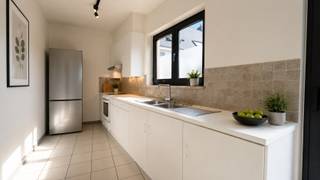 Dit duplex appartement is gelegen in het centrum van Zele, op wandelafstand van winkels, openbaar vervoer, scholen en andere dagelijkse voorzieningen. Dankzij de praktische indeling over twee verdiepingen geniet je van een aangename scheiding tussen de leef- en slaapruimtes, wat zorgt voor extra wooncomfort.<br /><br />Bij het betreden van het appartement kom je in de inkomhal, die toegang geeft tot de verschillende vertrekken. De woonkamer biedt voldoende ruimte voor een comfortabele zit- en eetplaats. Aansluitend bevindt zich de keuken, die praktisch is ingericht en alle mogelijkheden biedt om comfortabel te koken.<br /><br />Verder beschikt het duplex appartement over twee slaapkamers, waardoor het ideaal is voor een koppel, een klein gezin of voor wie een extra kamer wenst als bureau of hobbyruimte. De badkamer is uitgerust met een ligbad en een wastafel. Het appartement is voorzien van 2 toiletten. Daarnaast is er een praktische berging aanwezig, ideaal voor het opbergen van huishoudelijke toestellen en voorraad.<br /><br />Een extra troef van het appartement is het terras. <br /><br />De huurprijs bedraagt €825 per maand. Het appartement is beschikbaar vanaf oktober 2026.<br /><br />Ben je op zoek naar een ruim duplex appartement op een centrale ligging in Zele? Neem dan gerust contact met ons op voor meer informatie of om een bezichtiging in te plannen.