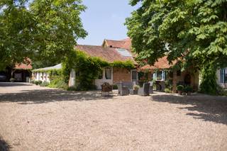 We bevinden ons in het mooie Oudsbergen. De villa is gelegen in een doodlopende straat en omgeven door groen en vergezichten. Het domein is...