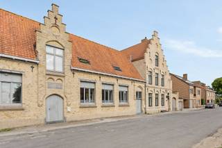 In de voormalige gemeenteschool van Oostkerke, deelgemeente van Diksmuide, huisvest deze gerenoveerde woning met volgende...