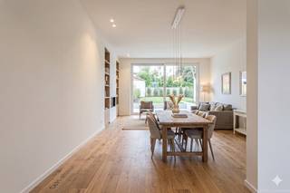 In de Tieltstraat te Meulebeke vinden we dit uniek casco huis terug. Dit huis werd opgetrokken door Vuylsteke Construct waar kwaliteit centraal...