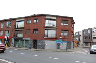 <p>Dit appartement is gelegen op de eerste verdieping van een charmant gebouw aan de Gemeentestraat in Nijlen. De ruimte biedt een uitnodigende leefomgeving waarin comfort en functionaliteit centraal staan. U zult genieten van de fijne indeling, die onder andere een lichte woonkamer, een moderne keuken en twee comfortabele slaapkamers omvat. Een goed ingerichte badkamer en een apart toilet maken dit appartement tot een ideale plek.</p>
<p>Naast de aantrekkelijke indeling beschikt dit appartement ook over praktische extra's, zoals een garage (mits bijbetaling van € 50/maand), wat het dagelijkse leven nog gemakkelijker maakt en een lift alsook zijn alle ramen voorzien van rolluiken. De centrale ligging in Nijlen zorgt ervoor dat u alle nodige voorzieningen binnen handbereik heeft. Met al deze kenmerken is dit appartement een uitstekende keuze voor wie op zoek is naar een instapklaar appartement in de regio. Het appartement is beschikbaar vanaf 01/09/2026. De maandelijkse kosten voor de gemeenschap bedragen € 40.<br /><br />Voor meer informatie en/of het maken van een afspraak: patrik@ampvastgoed.be en/of 0465/00.40.45 en 0465/00.40.44</p>