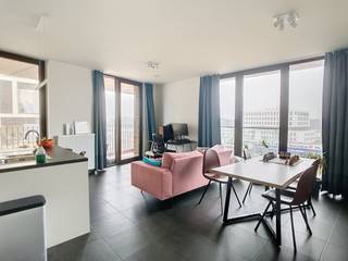 Ruim en lichtrijk appartement met 2 slaapkamers en 2 zonnige terrassen in Brugge<br /><br />Op zoek naar een comfortabel appartement op een topligging in Brugge? Dit aangename appartement met 2 slaapkamers en maar liefst 2 ruime terrassen bevindt zich op de 4de verdieping en geniet daardoor van een mooie ligging hoog in het gebouw.<br /><br />De combinatie van de lichtrijke leefruimte, praktische indeling en ruime buitenruimtes maakt dit appartement bijzonder aangenaam om te wonen. Eén van de terrassen is bovendien volledig zuidgericht, waardoor je hier optimaal van de zon kunt genieten. Het tweede terras is oostgericht en biedt een fijne extra buitenruimte.<br /><br />Ook de ligging is een absolute troef. Het appartement bevindt zich nabij openbaar vervoer, winkels, horeca en belangrijke verbindingswegen. Bovendien bereik je het bruisende centrum van Brugge eenvoudig te voet.<br /><br />Indeling:<br /><br />4°V.: inkomhal met apart toilet en lavabo – lichtrijke woonkamer (33 m²) met open keuken voorzien van keramische kookplaat, oven, koelkast met diepvriesvak, vaatwasser en dubbele spoelbak – praktische berging (2 m²) met aansluiting voor de wasmachine – 2 slaapkamers (13 m² en 9 m²) – badkamer (4 m²) met douche en lavabo in meubel – 2 ruime terrassen, waarvan één volledig zuidgericht en één oostgericht – fietsenberging.<br /><br />Algemeen:<br /><br />Huurprijs: € 875,00/maand<br />Provisie gemeenschappelijke kosten: € 75,00/maand<br />Beschikbaar vanaf: 01/11/2026<br /><br />De snelste manier om een bezoek aan dit pand te brengen? Vraag je bezoek aan via de roze knop op onze website (www.dewaele.com) en je wordt gecontacteerd door onze verhuurexpert Steffi.<br /><br />Telefonisch kunnen er geen afspraken gemaakt worden. Bij andere vragen kun je ons telefonisch contacteren via 050 444 999.